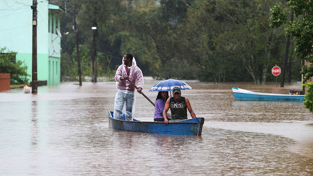 Centenas de pessoas foram desalojadas em São Sebastião do Caí (RS) devido às chuvas que atingem a região