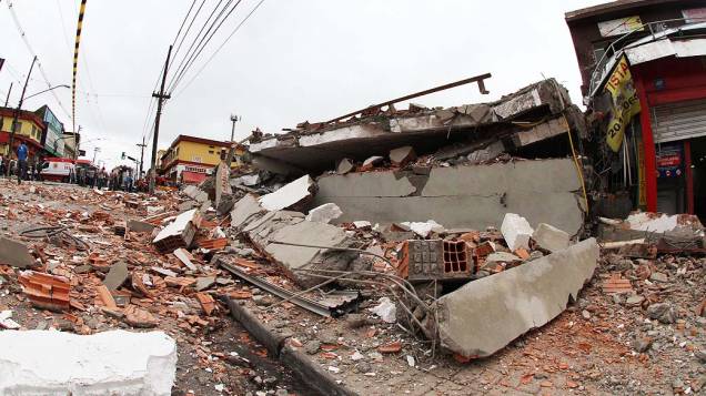Prédio em construção desaba e deixa cerca de 15 vítimas sob escombros na manhã desta terça-feira (27), na Avenida Mateo Bei em São Mateus, na zona leste de São Paulo (SP)