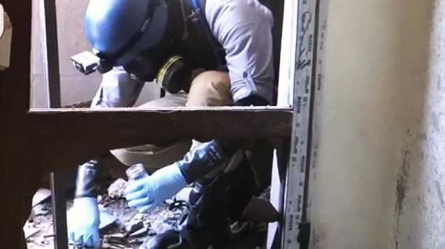 Em imagem retirada de um vídeo mostra equipe de inspetores da ONU, que voltou nesta quarta-feira à periferia de Damasco, na Síria, para coletar mais provas e depoimentos sobre o suposto ataque químico ocorrido na última quarta (21)