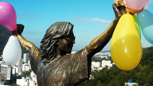 Estátua do cantor Michael Jackson no Morro Santa Marta, Zona Sul do Rio de Janeiro, ganhou balões coloridos nesta quinta-feira (29), dia em que o cantor comemoraria 55 anos