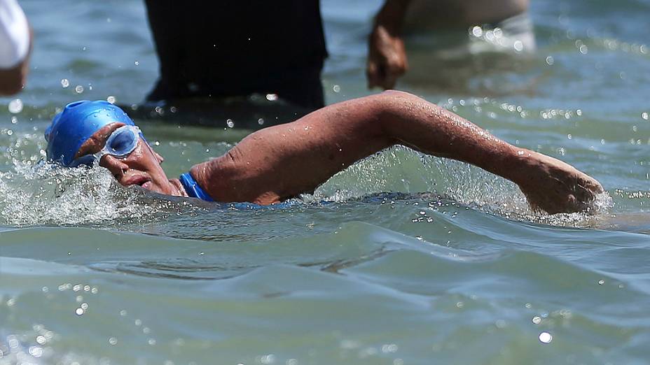 A nadadora americana Diana Nyad, 64, conseguiu cruzar o Estreito da Flórida, que separa Cuba dos Estados Unidos, tornando-se a primeira pessoa a conquistar essa façanha sem uma jaula de proteção contra tubarões