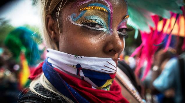 Mulher participa do West Indian Day Parade, desfile que celebra a cultura do Caribe, no bairro do Brooklyn, em Nova York. Estima-se que 3 milhões de pessoas participem do desfile  