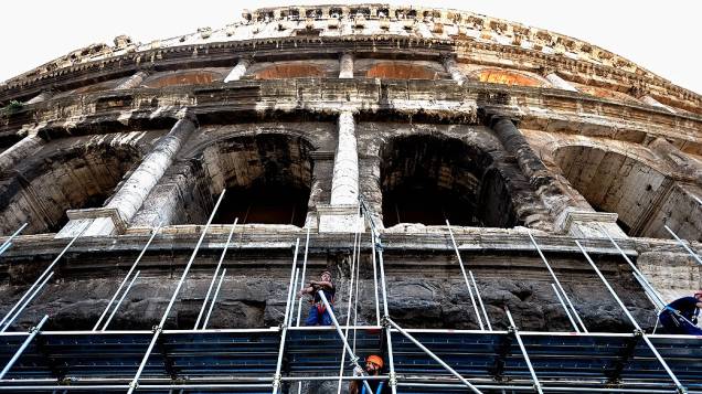 Trabalhadores começam preparos no Coliseu como parte de um projeto financiado pelo bilionário italiano Diego Della Valle para salvar o monumento em ruínas, em Roma