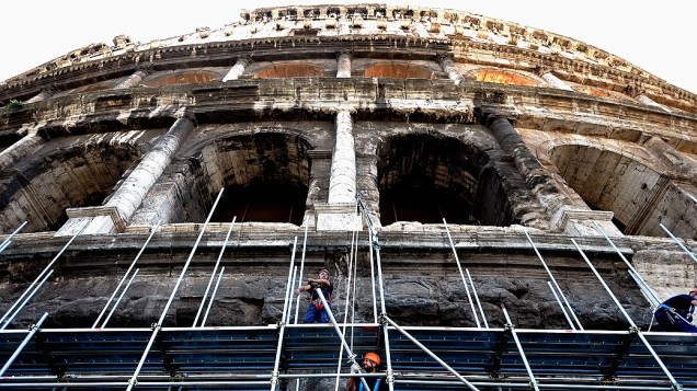 Trabalhadores começam preparos no Coliseu como parte de um projeto financiado pelo bilionário italiano Diego Della Valle para salvar o monumento em ruínas, em Roma