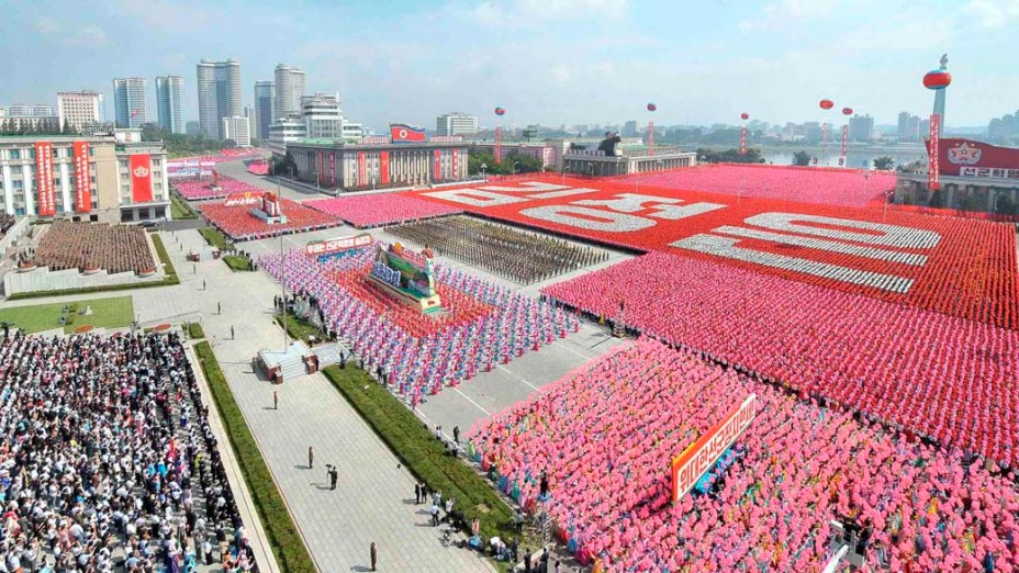 Desfile militar na Praça Kim Il-Sung, comemora os 65 anos da fundação da Coreia do Norte, em Pyongyang