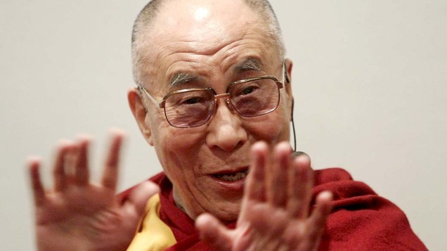 O líder espiritual tibetano Dalai Lama, em uma coletiva de imprensa nesta segunda-feira (9) em Riga, na Letônia