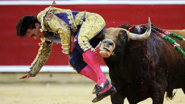 O toureiro Filiberto sendo chifrado por um touro durante o segundo festejo da feira de Albacete, na Espanha, nesta segunda-feira (09)