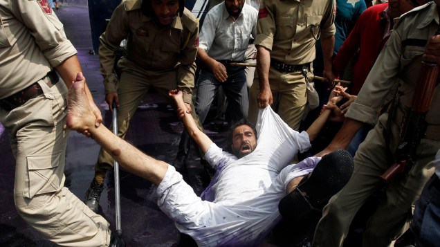 Funcionário do governo é preso durante manifestação contra salários atrasados e regularização de empregos temporários, na Índia
