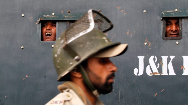 Funcionários do governo são detidos pela polícia durante manifestação, na Índia