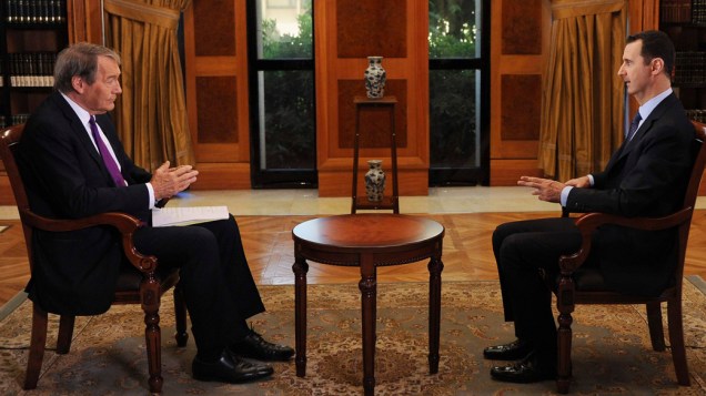 O jornalista americano Charlie Rose, entrevista o presidente sírio, Bashar al-Assad, no Palácio Presidencial em Damasco