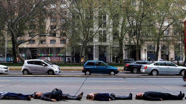 Manifestantes deitaram no chão para representar os desaparecidos durante regime de Augusto Pinochet, em um protesto pacífico que marcou o 40º aniversário do golpe de Estado que deu início a uma ditadura no Chile
