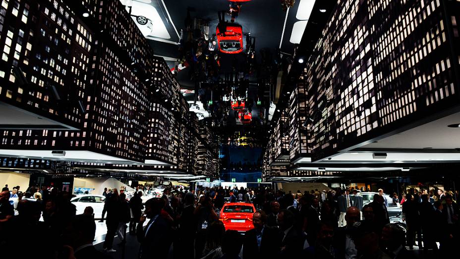 Carros Audi são refletidos em um espelho no seu estande durante o primeiro dia de apresentações à imprensa no 65º Salão Internacional do Automóvel de Frankfurt