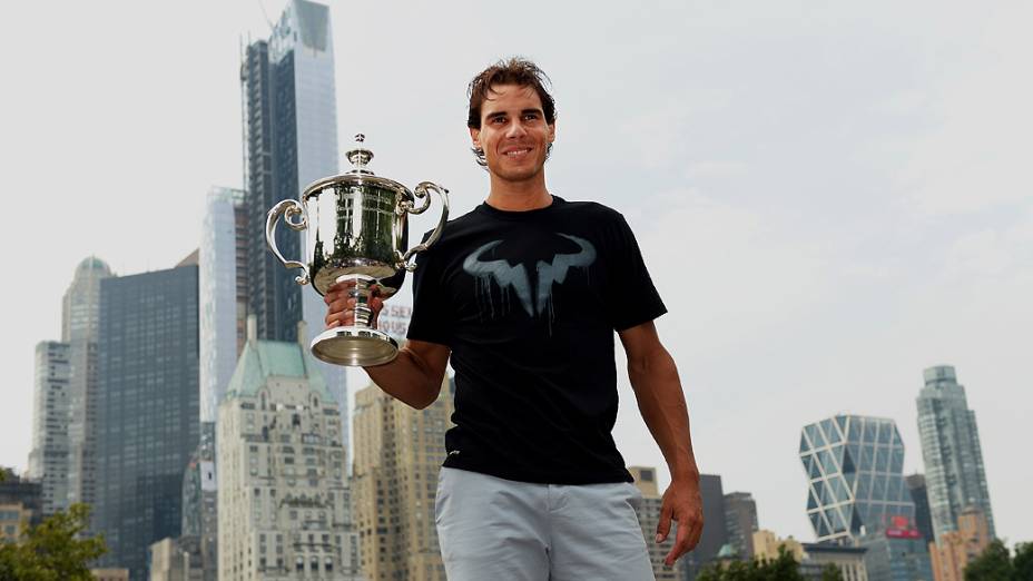 Rafael Nadal com a taça do Aberto dos EUA, nesta terça-feira (10)