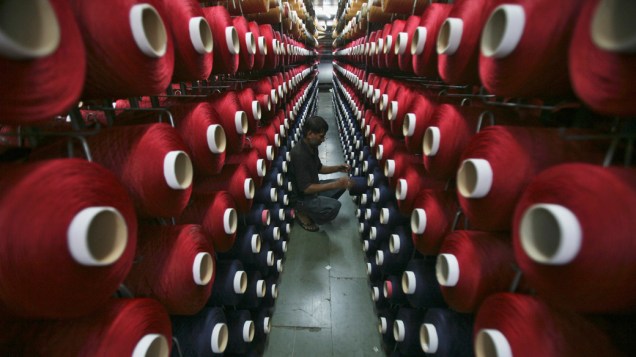 Funcionário na linha de produção de tapete em Jammu, na Índia. A produção industrial indiana encolheu pelo terceiro mês consecutivo em julho