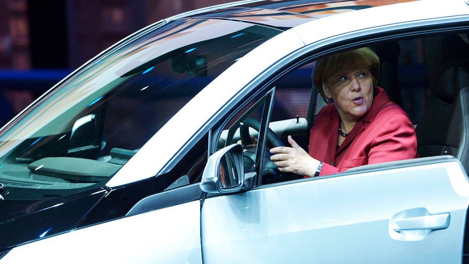 A chefe de governo da Alemanha, Angela Merkel visita no 65º Salão Internacional do Automóvel de Frankfurt, nesta quinta-feira (12)