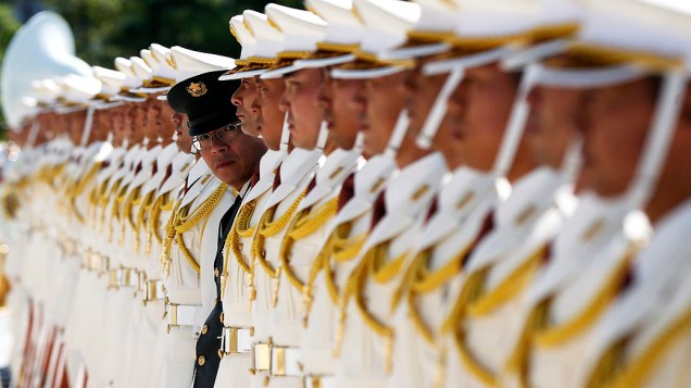Integrantes da guarda de honra do Japão durante uma cerimônia do primeiro-ministro Shinzo Abe no Ministério da Defesa, em Tóquio, nesta quinta-feira (12)