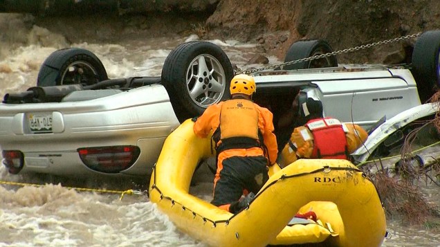 Inundações provocadas pelas chuvas matam três pessoas no Colorado, EUA. Equipe de resgate trabalha para resgatar um homem preso em seu veículo durante uma inundação em Lafayette, Colorado, nesta quinta-feira (12)