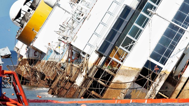 O navio Costa Concordia que naufragou em janeiro de 2012 começa a ser removido do porto de Giglio na Itália durante uma operação chamada "parbuckling", nesta segunda-feira (16)