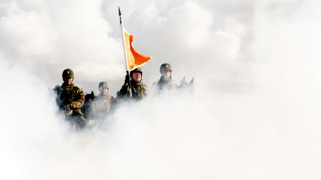 Cavalaria holandesa passa por um teste de stress na praia de Scheveningen. Os testes consistem em atravessar cortinas de fumaça, som alto e disparos de armas de fogo