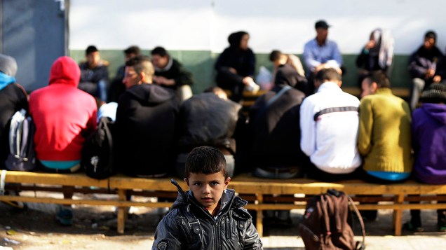 Menino sírio é visto dentro de um centro de detenção de refugiados na cidade de Elhovo, perto da fronteira búlgaro-turca, na Bulgária