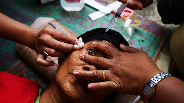 Paramédicos limpam o olho do morador de um vilarejo próximo ao Monte Sinabung, ao norte da província de Sumatra na Indonésia. Após quase 100 anos adormecido o vulcão tem expelido cinzas e lava, provocando a retirada de centenas de habitantes locais
