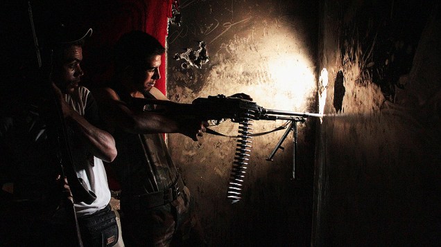 Combatente do Exército Livre da Síria em posição de tiro em Al-Zibdeh, Aleppo