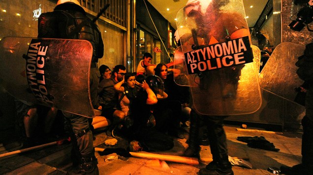 Policiais detém manifestantes no norte da cidade grega de Salônica após o assassinato de um homem de 35 anos por um outro que simpatizava com movimentos de extrema-direita