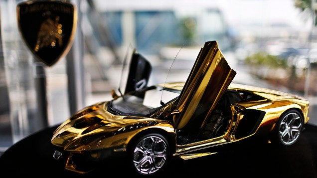 Miniatura de Lamborghini em exposição no showroom da montadora, em Dubai. O modelo em exibição é um protótipo de outro que usará cerca 2,9 milhões de dólares em ouro e pedras preciosas como diamante