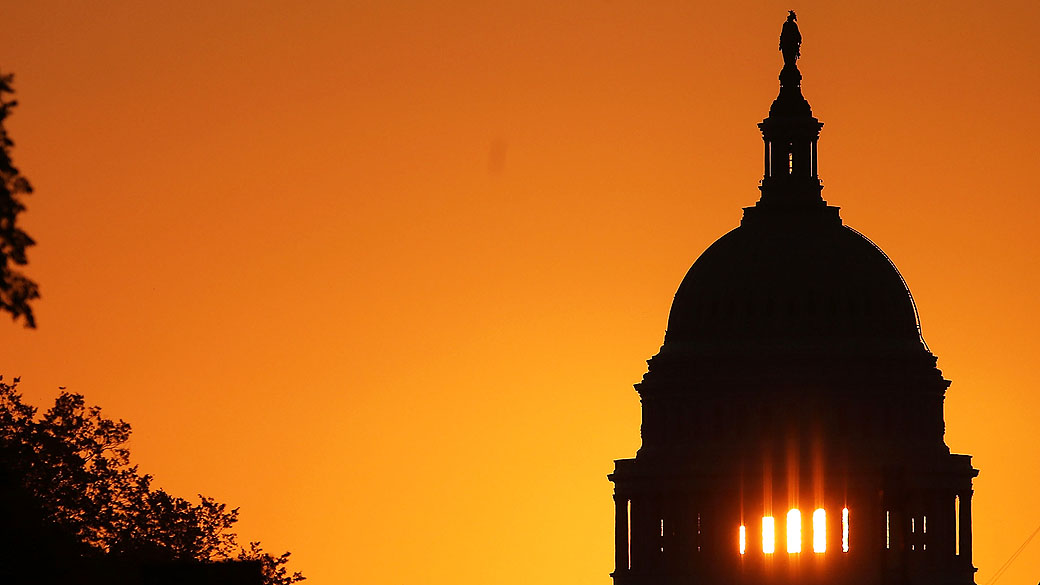 O sol da manhã é visto por trás do edifício do Capitólio, em Washington, nos Estados Unidos