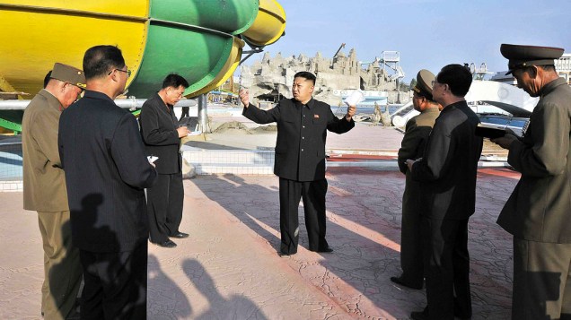 Ditador norte-coreano Kim Jong-un visita um canteiro de obras do Complexo de Natação Munsu em Pyongyang, na Coreia do Norte