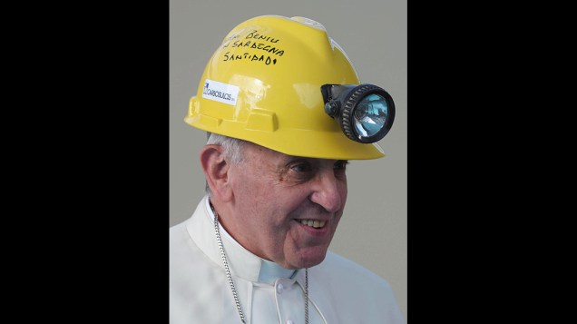 Fotografia divulgada pelo Vaticano hoje (23) mostra o papa Francisco com um capacete de mineiro, durante uma visita a Cagliari