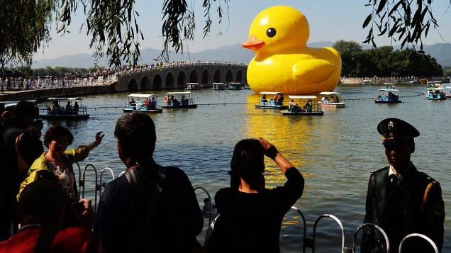 Chineses tiram foto de pato de borracha de 18 metros no lago do Palácio do Verão, em Pequim. A obra, do artista holandês Florentijn Hofman, está em exibição no país até 26 de outubro