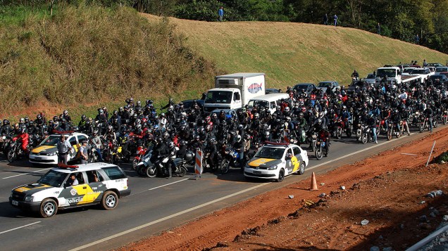 A Polícia Rodoviária liberou as faixas da pista Sul da rodovia dos Bandeirantes, no sentido Capital, por volta das 8h10. Protesto de um grupo de cerca de 200 índios guaranis havia fechado a rodovia, nos dois sentidos, na manhã desta quinta-feira (26), à altura do km 20