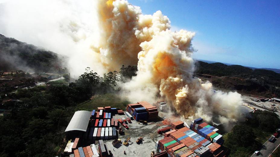 O incêndio em um armazém de fertilizantes que começou por volta das 23h de terça-feira (24) já dura mais de 36 horas