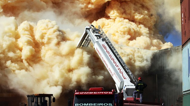 O incêndio em um armazém de fertilizantes que começou por volta das 23h de terça-feira (24) já dura mais de 36 horas