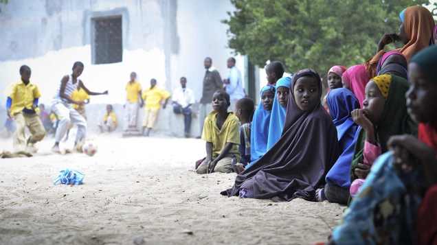 Fotografia fornecida pelas Nações Unidas Africano (UNIUN) mostra um grupo de crianças refugiadas em uma  escola no Centro Hawa Abdi, em Afgoye. O centro fundado em 1983 e acomodou milhares de refugiados da guerra civil na Somália. Atualmente, é composto de um campo de refugiados, uma escola e um hospital