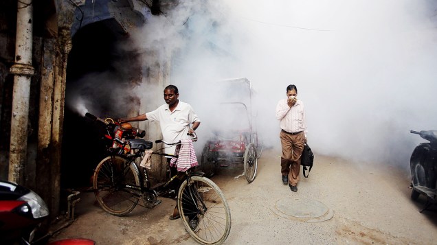Funcionários do governo pulverizam ruas de Nova Délhi na Índia, como parte dos esforços no combate à dengue no país