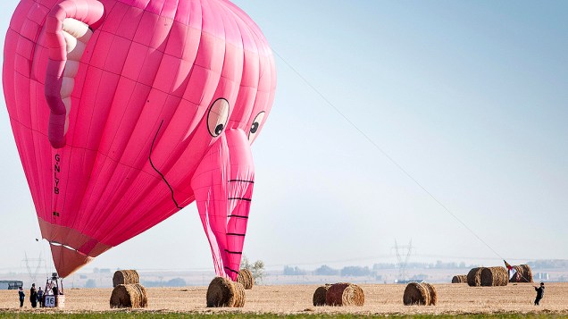 Balão em formato de um elefante rosa, participa de um campeonato no Canadá. O evento é qualificatório para o mundial que ocorrerá em São Paulo, em 2014