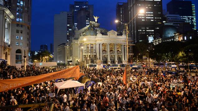 Professores em greve protestam na Cinelândia contra o governador Sergio Cabral, no Rio de Janeiro