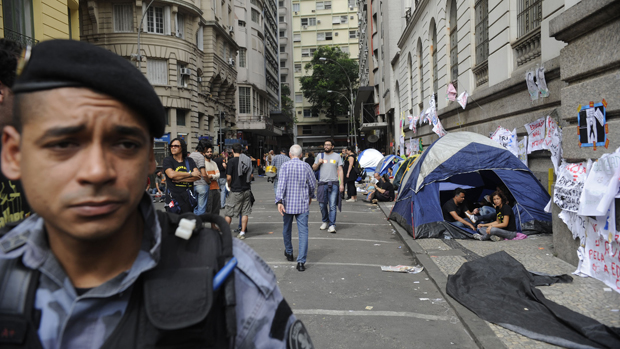 Câmera Municipal é cercada por grades e policiamento em dia de votação do plano de carreira, cargos e salários dos profissiionais da educação, no Rio de Janeiro
