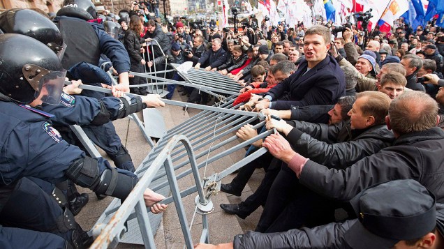 Ativistas de partidos da oposição ucraniana entraram em confronto com a polícia, quando tentavam entrar no gabinete do prefeito, durante uma manifestação contra a eleição municipal em Kiev
