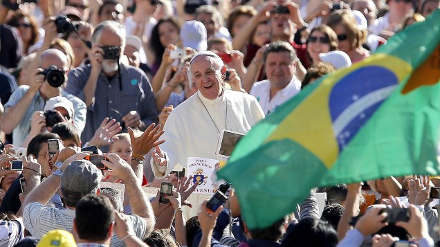 Papa Francisco saúda os peregrinos na Praça de São Pedro na chegada para a audiência geral, nesta quarta-feira (02)