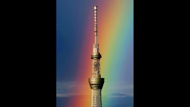 Um arco-íris foi visto atrás da Tokyo Skytree a torre de rádio mais alta do mundo, nesta quarta-feira (02)