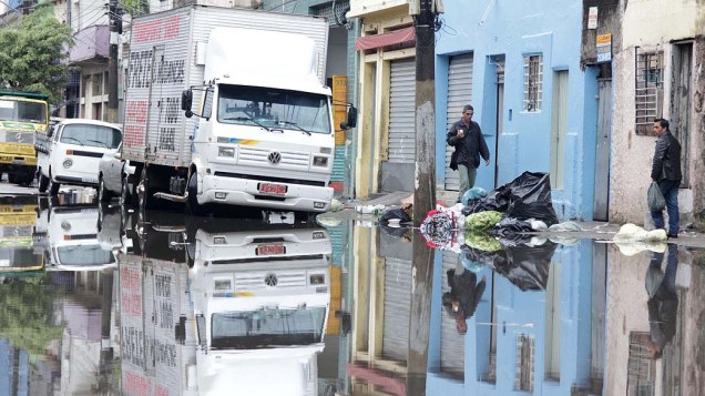 Alagamento atinge o cruzamento das ruas João Jacinto e São Caetano em São Paulo, nesta quarta-feira (02), devido a chuva que atinge a capital paulista