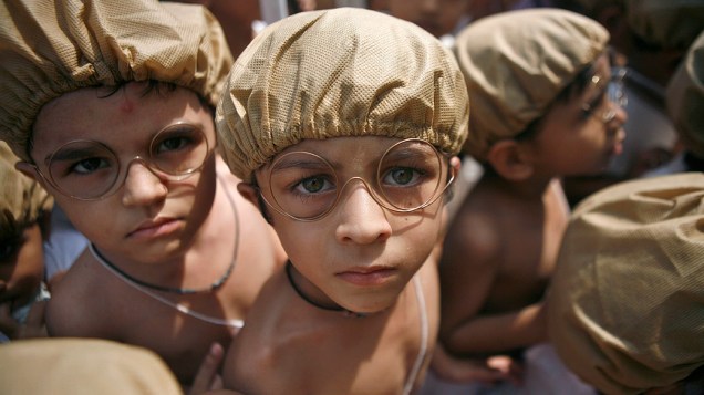 Crianças vestidas como Mahatma Gandhi participam de um evento em comemoração ao seu aniversário de nascimento em Chennai, na Índia