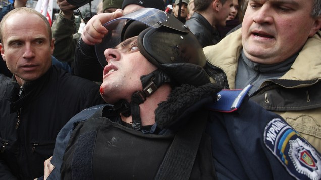 Ativistas da oposição ucraniana agridem policial ao tentar entrar no edifício da Câmara Municipal de Kiev