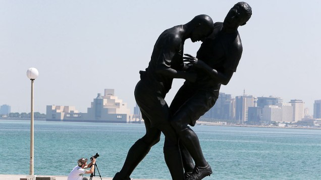 Fotógrafo tira fotos de uma escultura em bronze intitulado Coup de Tete do francês argelino Adel Abdessemed, no Corniche em Doha depois de ter sido comprado por um museu do Qatar. A estátua imortaliza a cabeçada dada por Zinedine Zidane no jogador italiano Marco Materazzi durante a final do Mundial em 2006