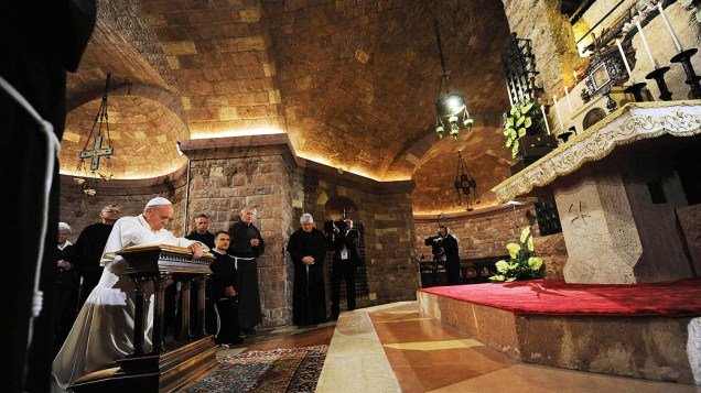 Papa Francisco faz oração diante do túmulo de São Francisco, em Assis, Itália
