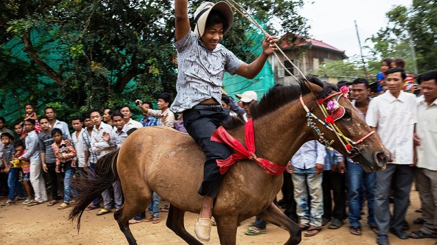 Corrida realizada como parte do Festival dos Mortos em Sour Vihear, no Camboja. Corridas de cavalos e búfalos têm lugar todos os anos durante Pchum Ben, festival anual do Camboja que presta homenagem aos parentes falecidos ao longo de várias gerações
