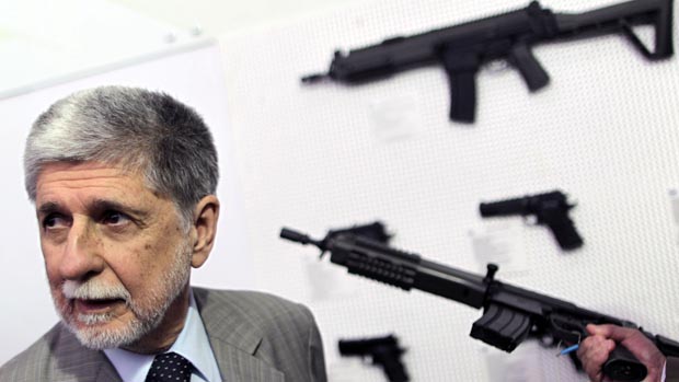 O ministro da Defesa, Celso Amorim visita feira de armamentos, em Brasília
